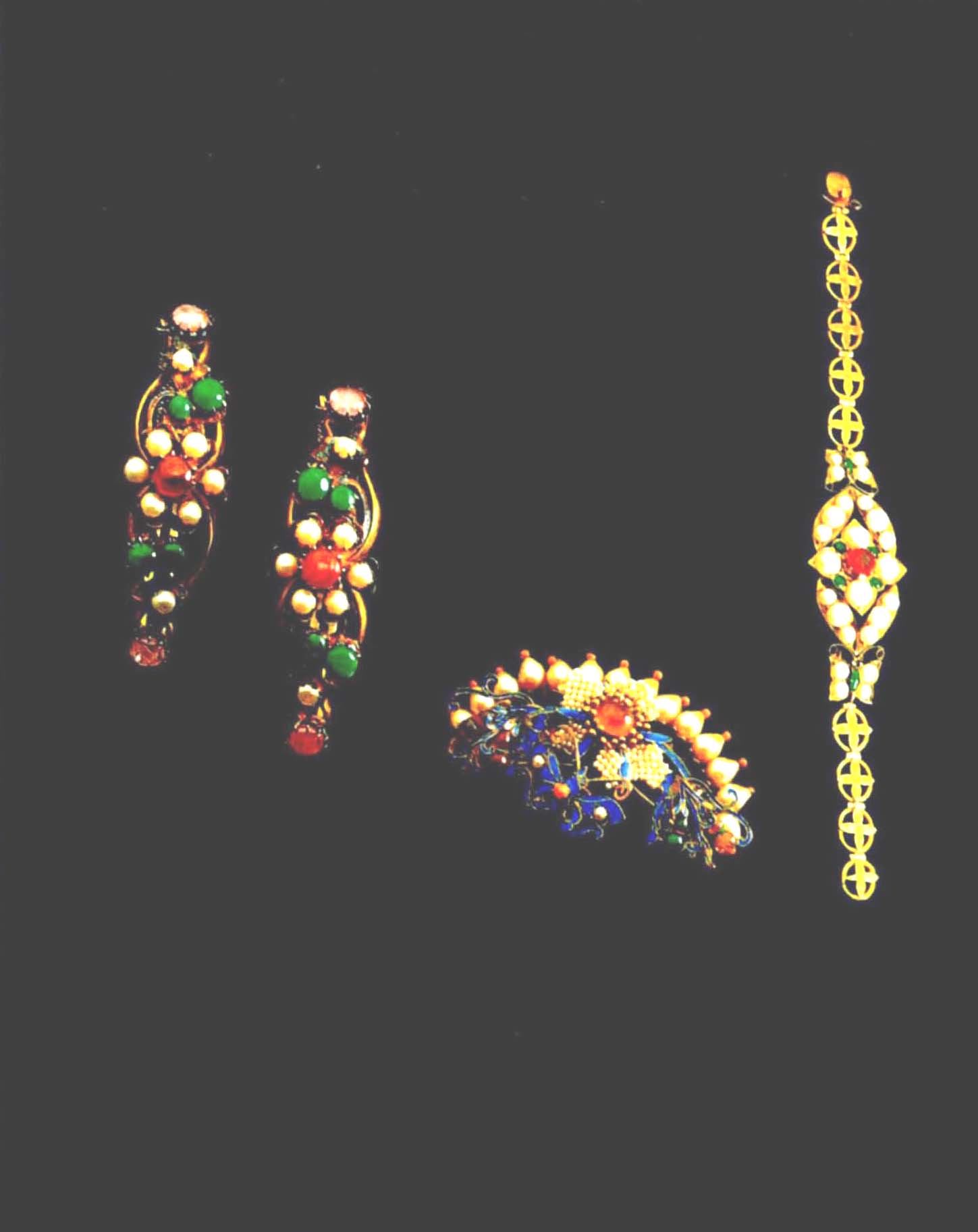 珍珠、碧玺、翡翠手镯(一对)，手链、胸针
